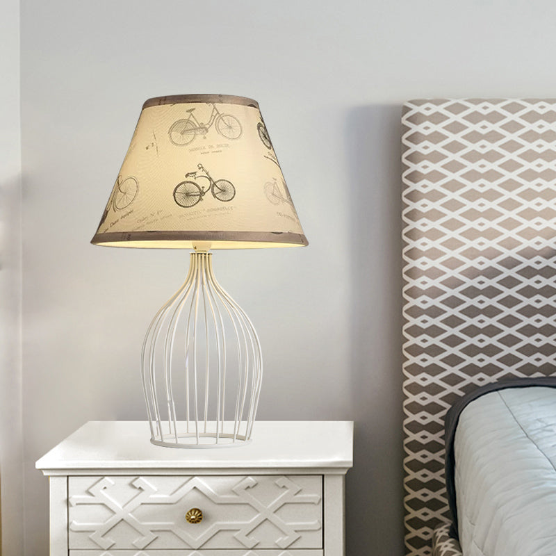 ARABELLA - Traditionele kegelvormige tafellamp met draadkooi voet