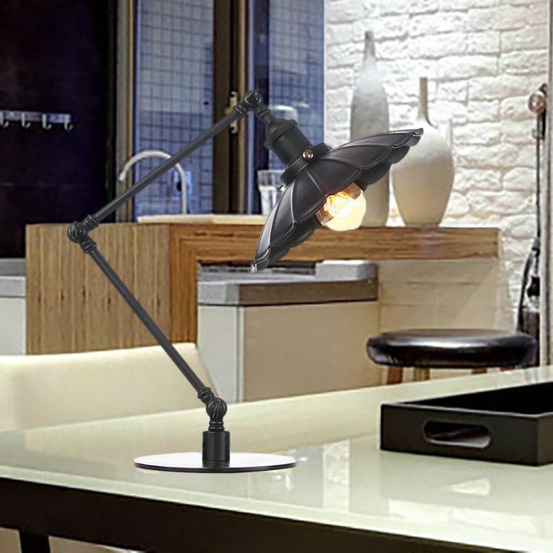 Vintage glamour | Sculpturale metalen tafellamp in retrostijl