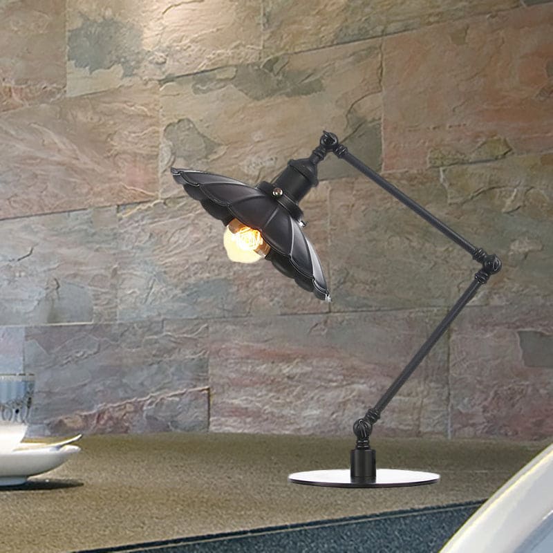 Vintage glamour | Sculpturale metalen tafellamp in retrostijl