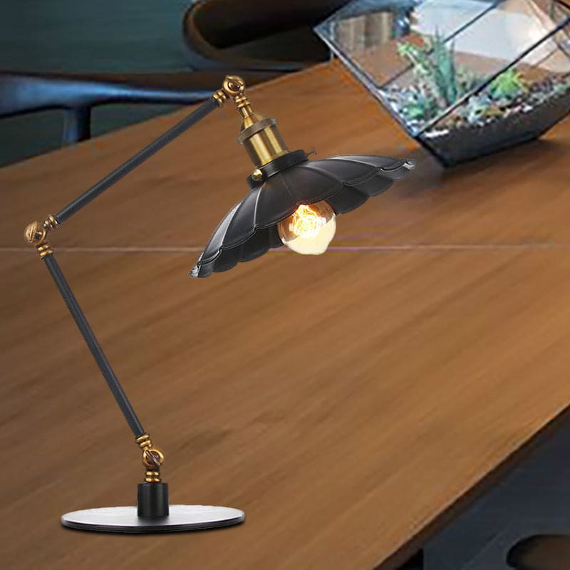 Vintage glamour | Sculpturale metalen tafellamp in retrostijl