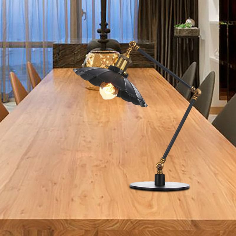 Vintage glamour | Sculpturale metalen tafellamp in retrostijl