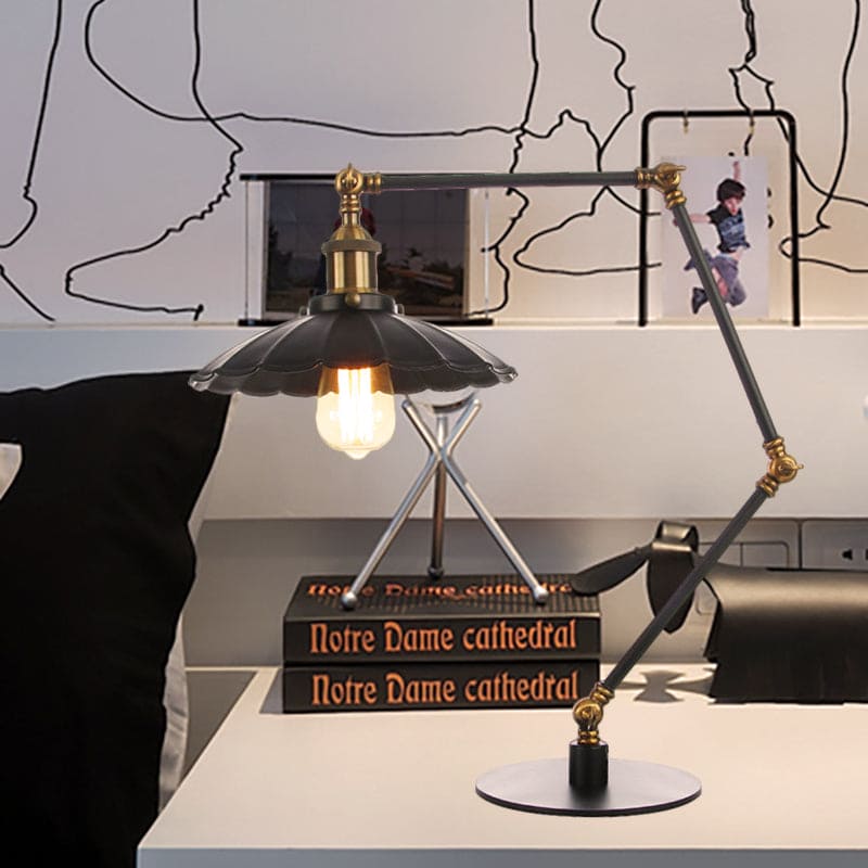 Vintage glamour | Sculpturale metalen tafellamp in retrostijl