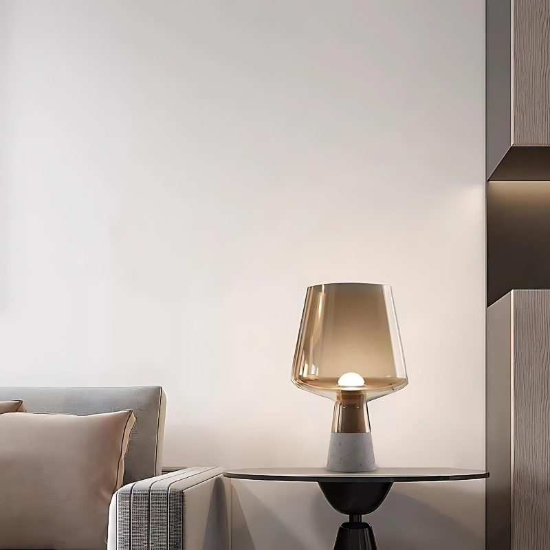 BetonAura | Stijlvolle tafellamp met amberkleurige glazen kap