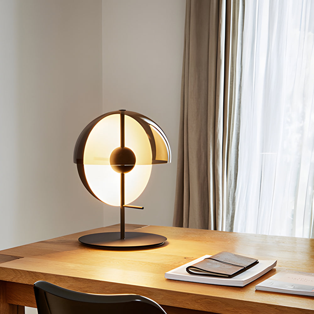 Theia | Elegante tafellamp met modern, halfrond ontwerp en gerookte kap