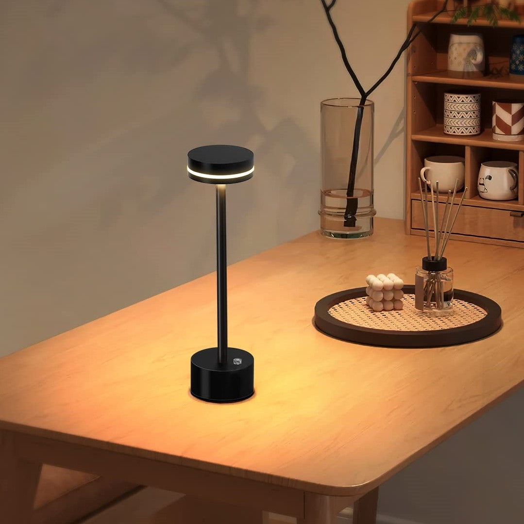 CosmoLicht | Stijlvolle tafellamp met een modern ontwerp dat een vleugje kosmische elegantie toevoegt aan je kamer