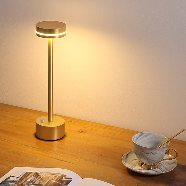 CosmoLicht | Stijlvolle tafellamp met een modern ontwerp dat een vleugje kosmische elegantie toevoegt aan je kamer