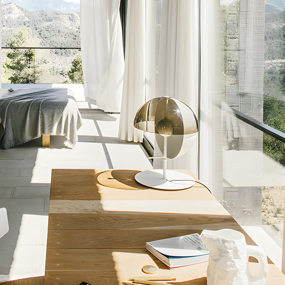 Theia | Elegante tafellamp met modern, halfrond ontwerp en gerookte kap