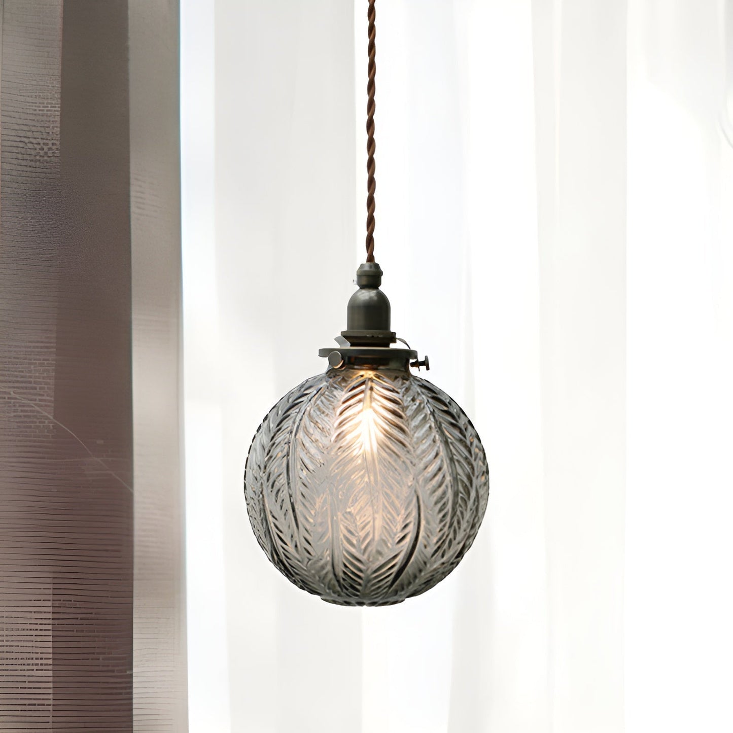 FeatherLight - Rookgrijze bol hanglamp van helder glas voor vintage charme