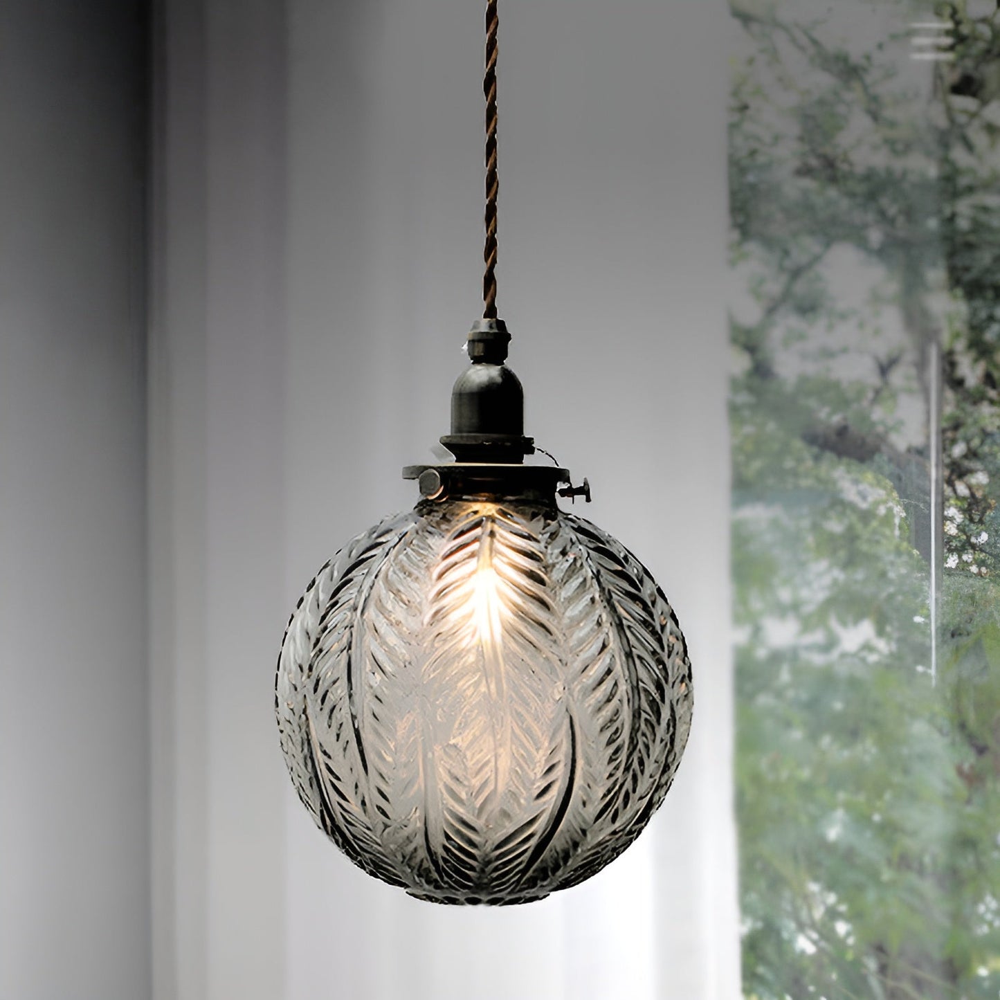 FeatherLight - Rookgrijze bol hanglamp van helder glas voor vintage charme