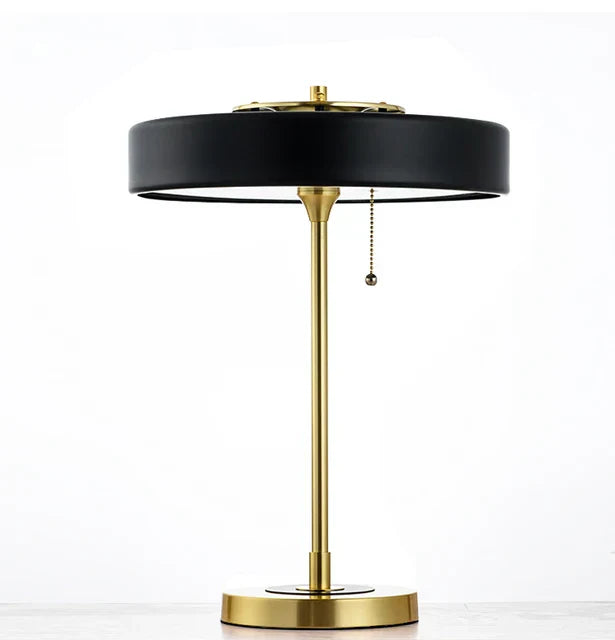 Elegante design tafellamp met geïntegreerd draadloos oplaadstation