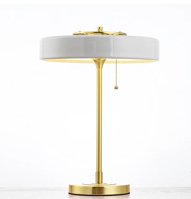 Elegante design tafellamp met geïntegreerd draadloos oplaadstation