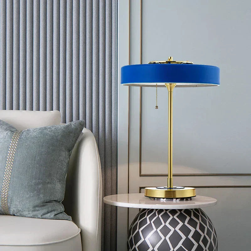 Elegante design tafellamp met geïntegreerd draadloos oplaadstation