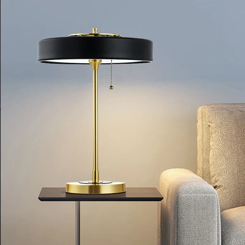 Elegante design tafellamp met geïntegreerd draadloos oplaadstation