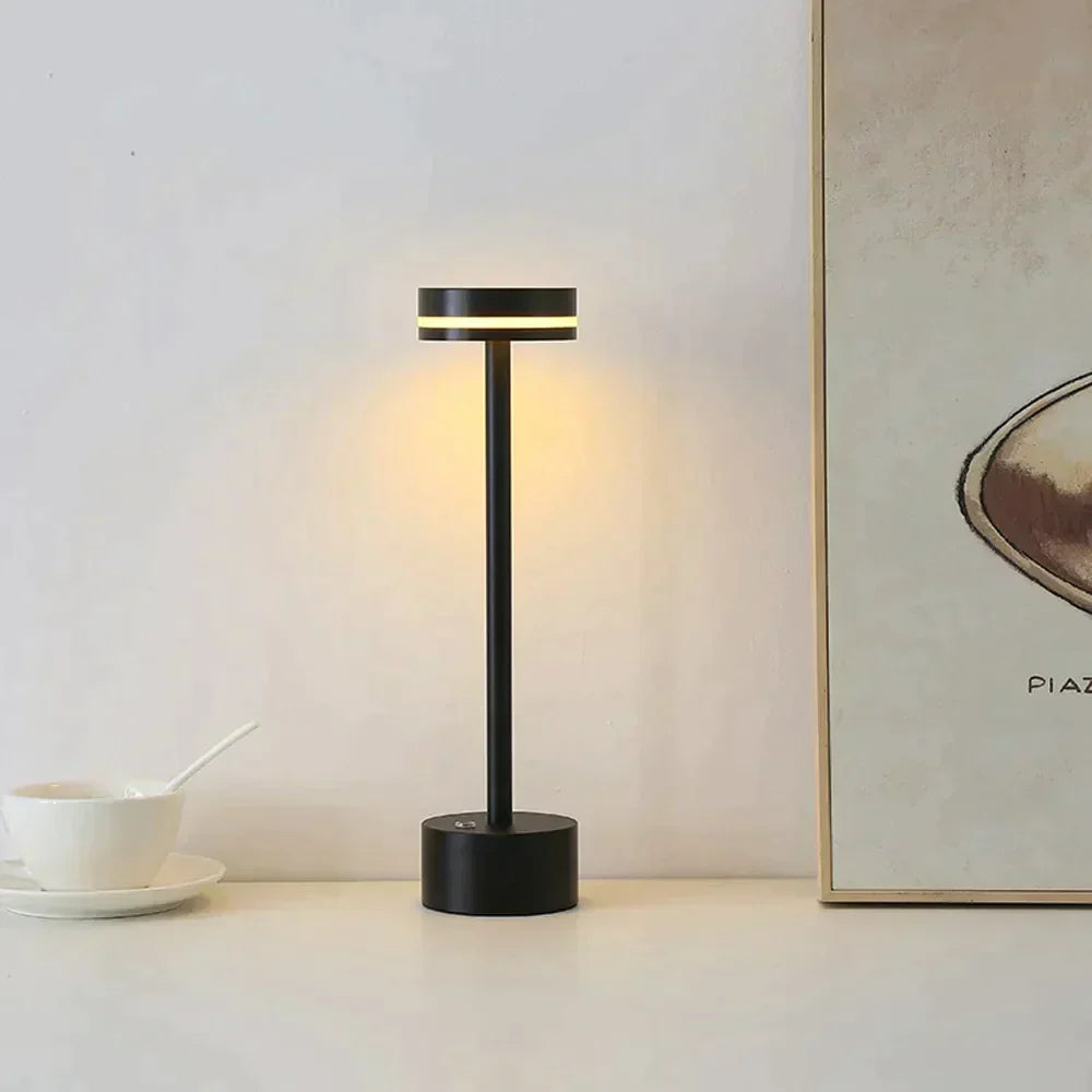 CosmoLicht | Stijlvolle tafellamp met een modern ontwerp dat een vleugje kosmische elegantie toevoegt aan je kamer