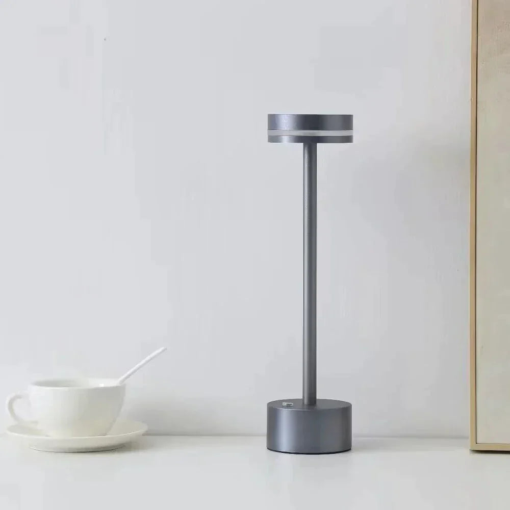 CosmoLicht | Stijlvolle tafellamp met een modern ontwerp dat een vleugje kosmische elegantie toevoegt aan je kamer