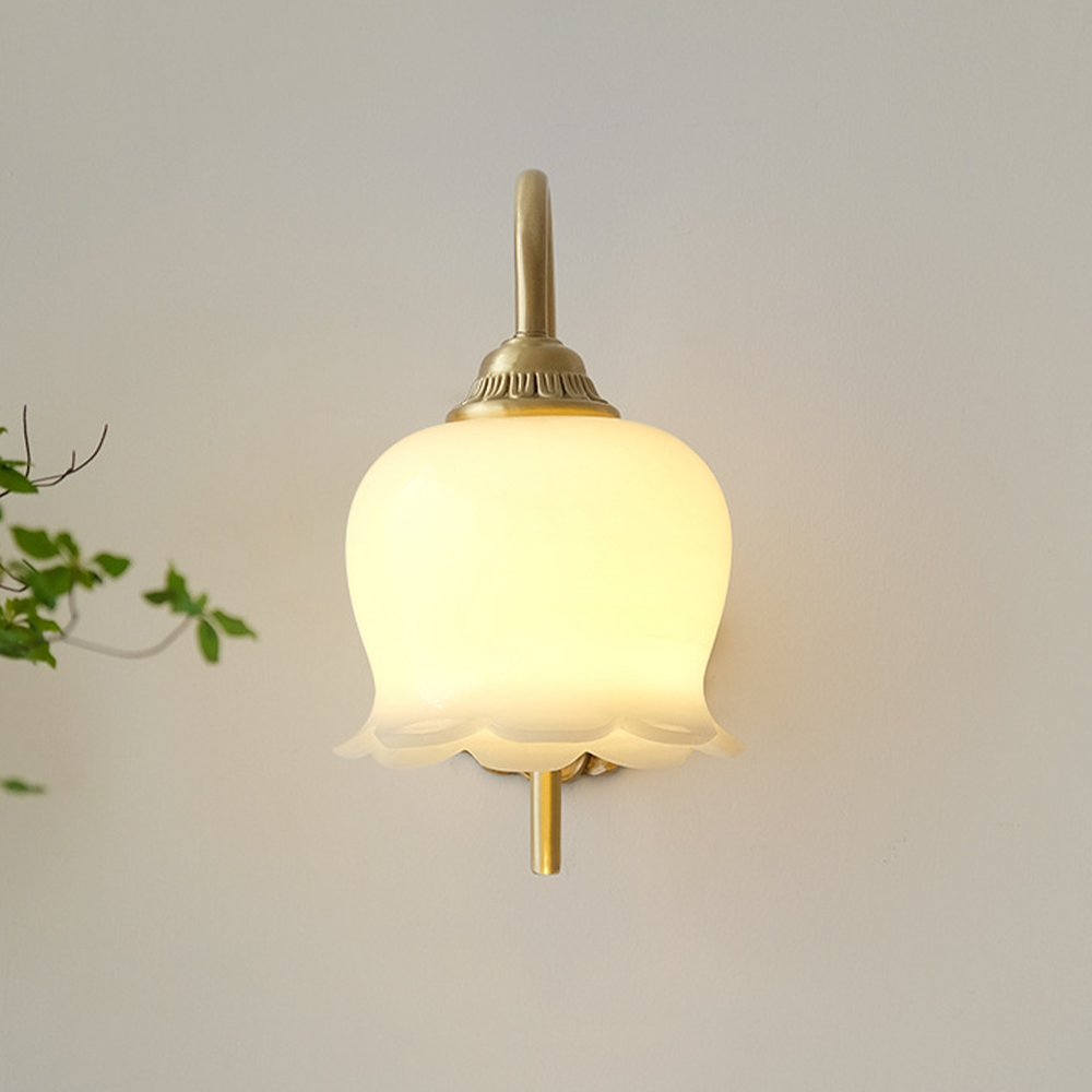 BlossomGlow | Elegante koperen wandlamp