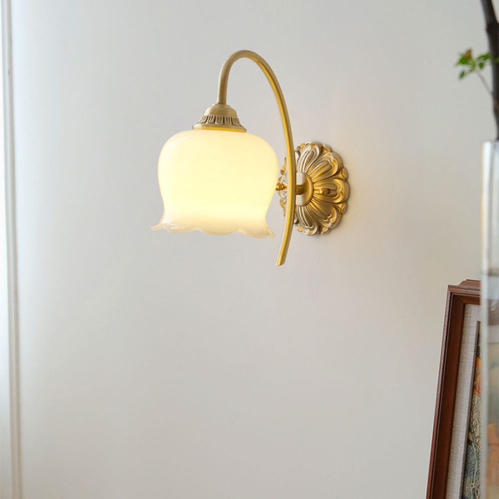 BlossomGlow | Elegante koperen wandlamp