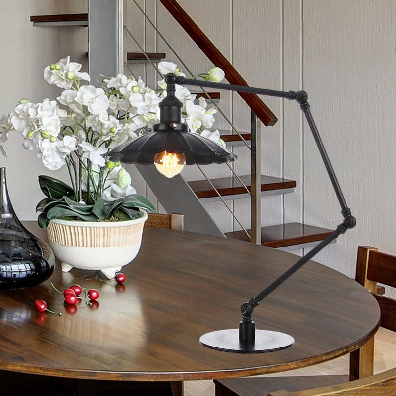 Vintage glamour | Sculpturale metalen tafellamp in retrostijl
