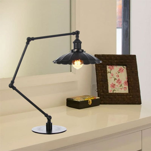 Vintage glamour | Sculpturale metalen tafellamp in retrostijl