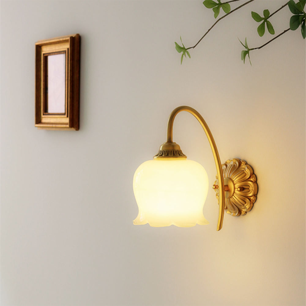 BlossomGlow | Elegante koperen wandlamp