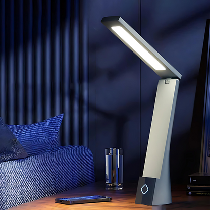 BerührenFlex | Opvouwbare tafellamp met aanraaksensor voor moeiteloze bediening in de moderne werkomgeving.