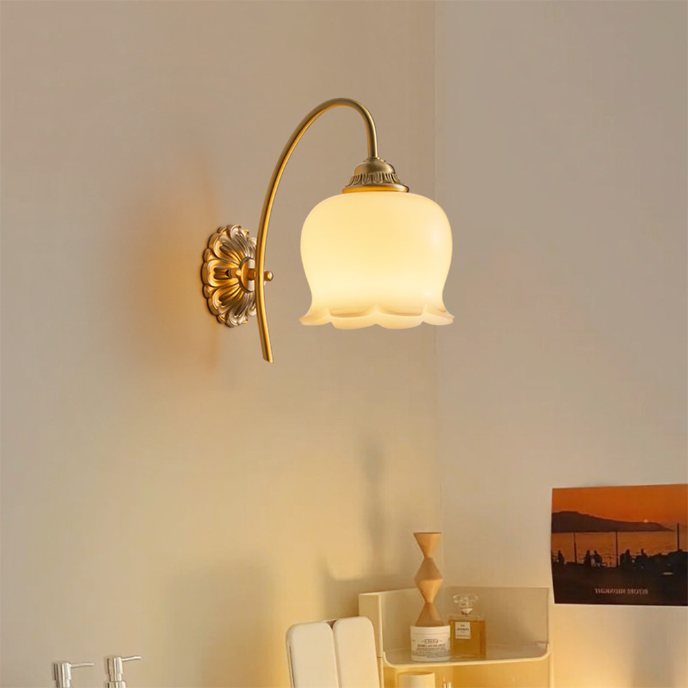 BlossomGlow | Elegante koperen wandlamp