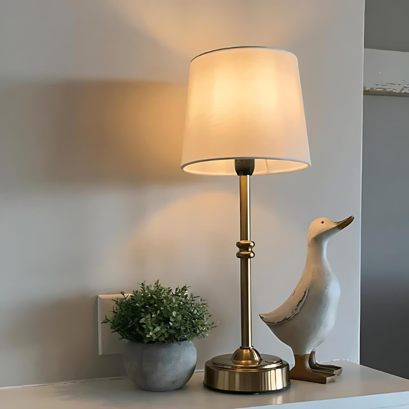 RetroLux LED tafellamp met elegante stoffen kap in vintage design