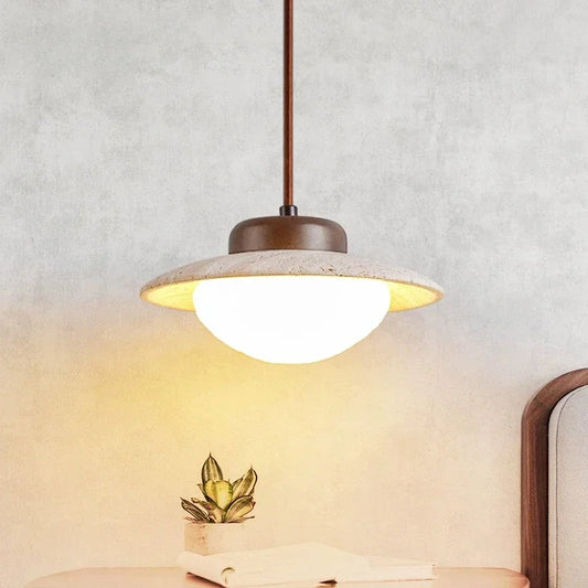 Wandmoer en stenen hanglamp