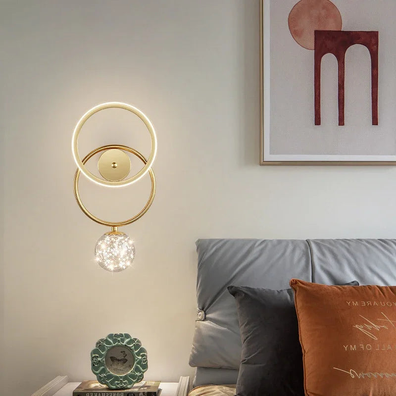 GlowVogue – Moderne LED Wandlamp in Goud met Glazen Bol