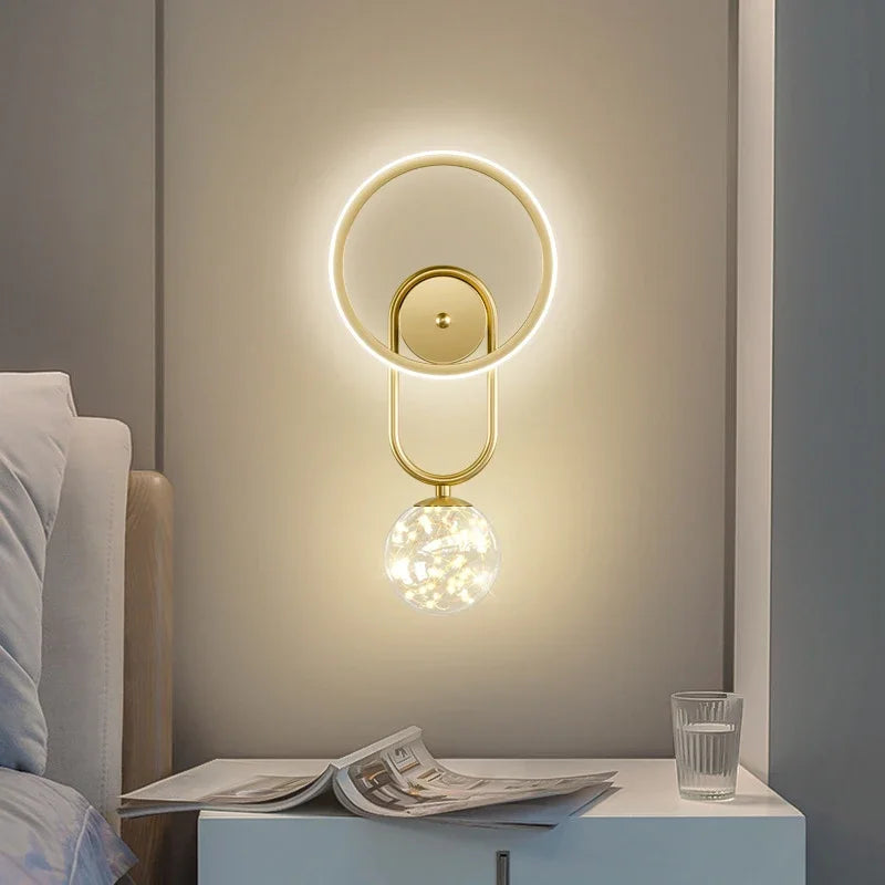 GlowVogue – Moderne LED Wandlamp in Goud met Glazen Bol