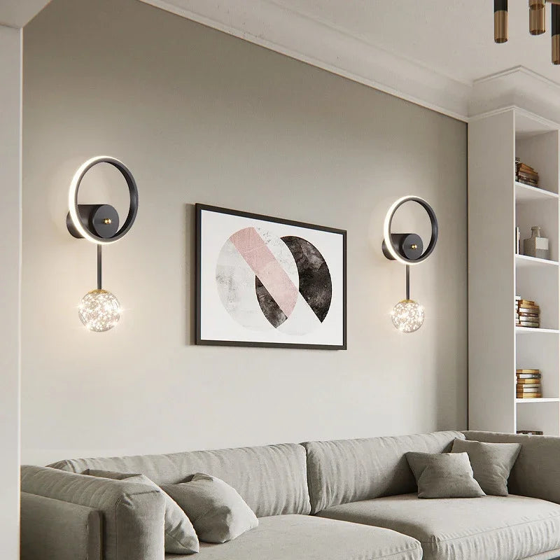 GlowVogue – Moderne LED Wandlamp in Goud met Glazen Bol