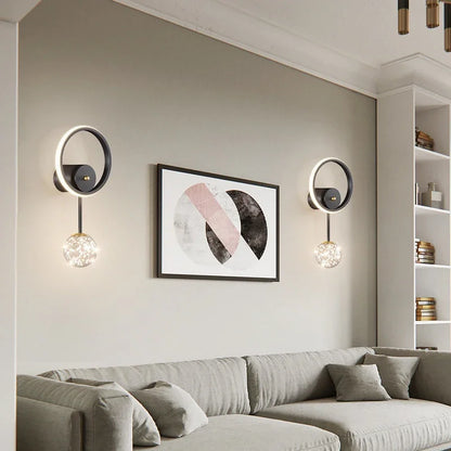 GlowVogue – Moderne LED Wandlamp in Goud met Glazen Bol