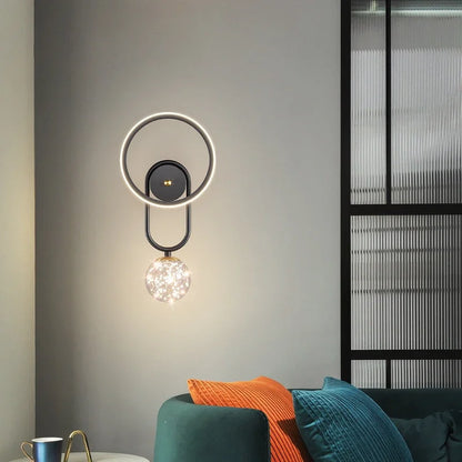 GlowVogue – Moderne LED Wandlamp in Goud met Glazen Bol