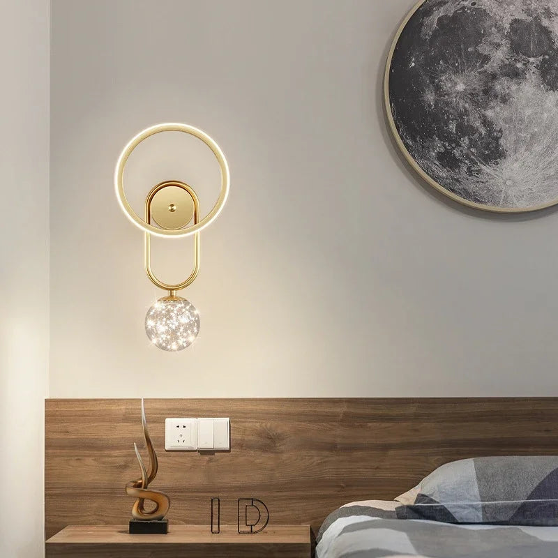 GlowVogue – Moderne LED Wandlamp in Goud met Glazen Bol