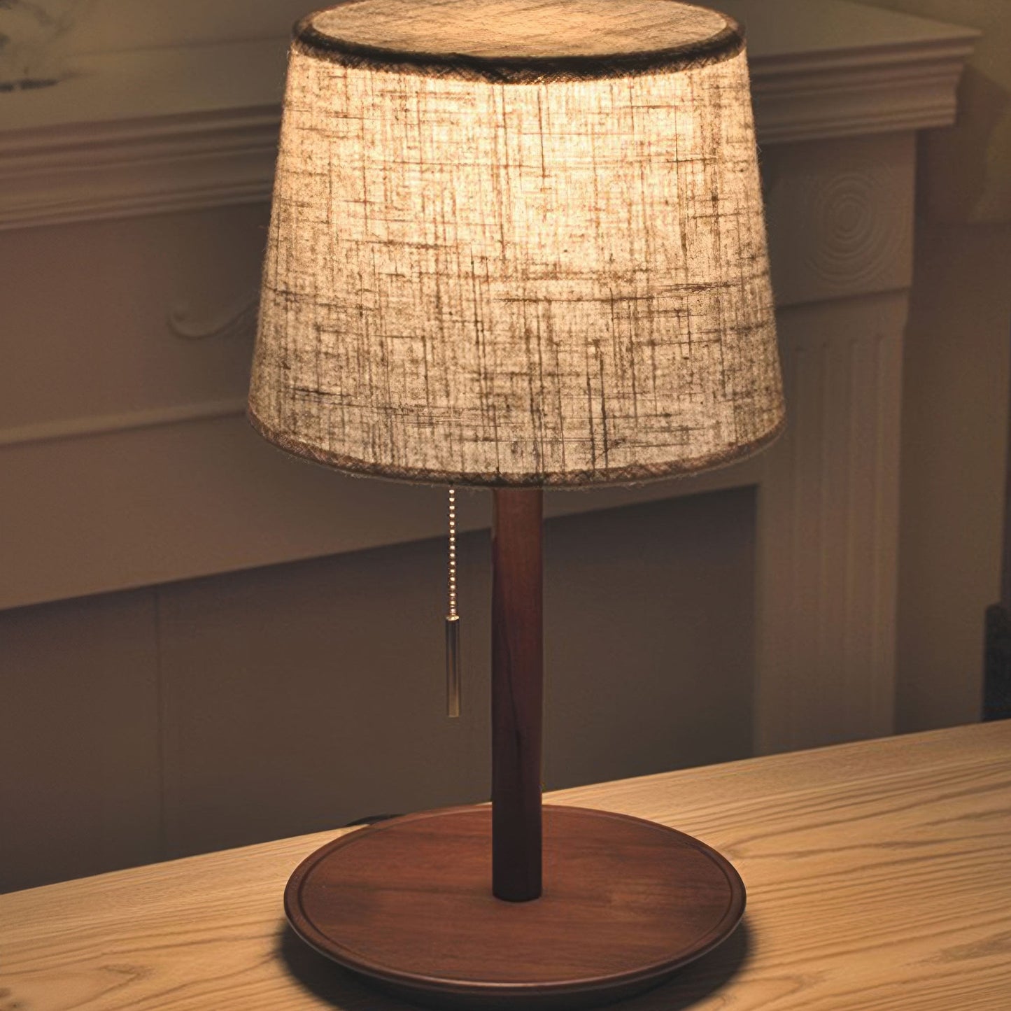 Gentle Glow lamp gemaakt van Scandinavisch walnoothout met luxe stoffen accenten