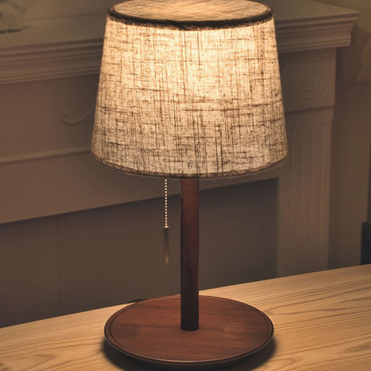 Gentle Glow lamp gemaakt van Scandinavisch walnoothout met luxe stoffen accenten