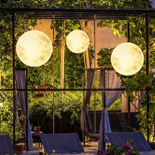 Tuinhanglamp in de vorm van een maan