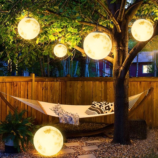 Tuinhanglamp in de vorm van een maan