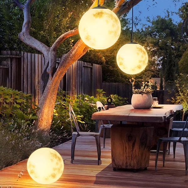 Tuinhanglamp in de vorm van een maan
