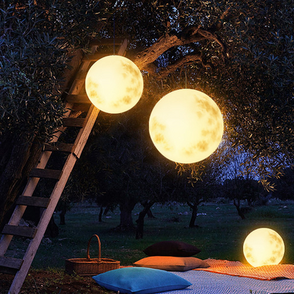 Tuinhanglamp in de vorm van een maan