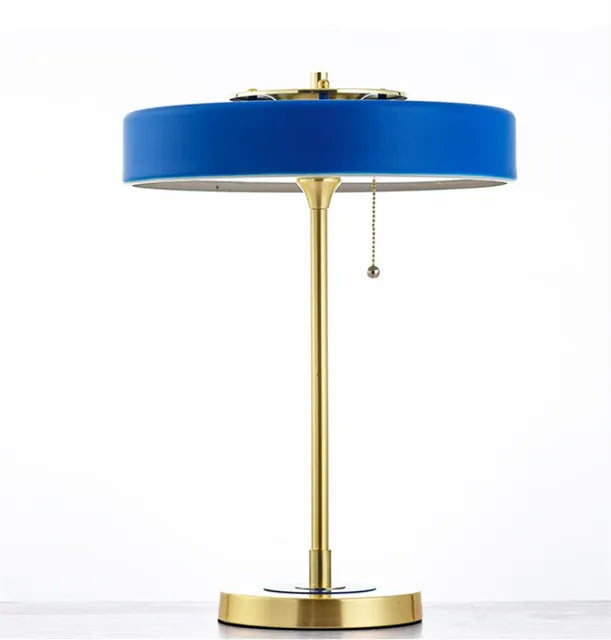 Elegante design tafellamp met geïntegreerd draadloos oplaadstation