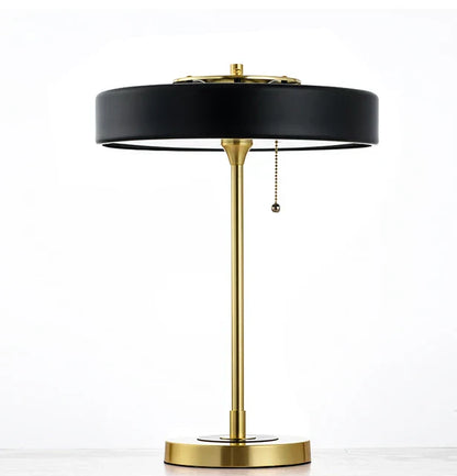 Elegante design tafellamp met geïntegreerd draadloos oplaadstation