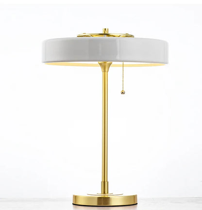 Elegante design tafellamp met geïntegreerd draadloos oplaadstation