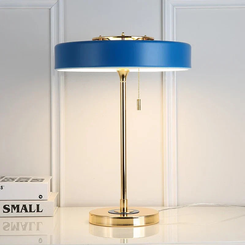 Elegante design tafellamp met geïntegreerd draadloos oplaadstation