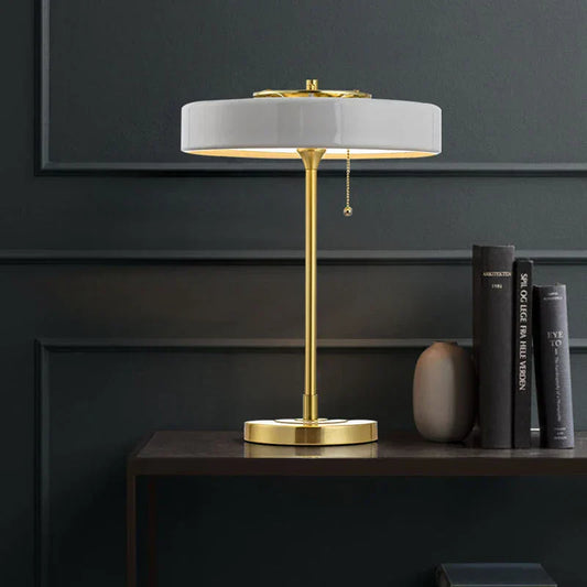 Elegante design tafellamp met geïntegreerd draadloos oplaadstation