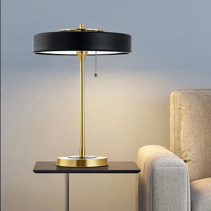 Elegante design tafellamp met geïntegreerd draadloos oplaadstation