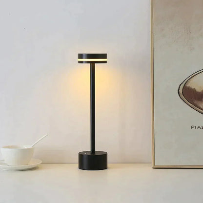 CosmoLicht | Stijlvolle tafellamp met een modern ontwerp dat een vleugje kosmische elegantie toevoegt aan je kamer