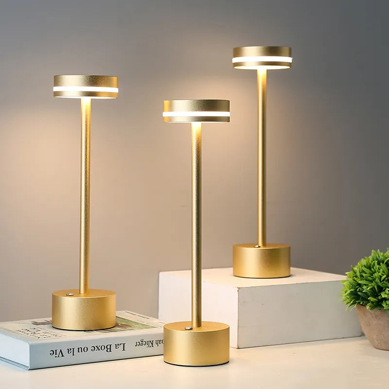 CosmoLicht | Stijlvolle tafellamp met een modern ontwerp dat een vleugje kosmische elegantie toevoegt aan je kamer