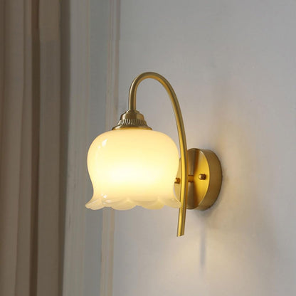 BlossomGlow | Elegante koperen wandlamp