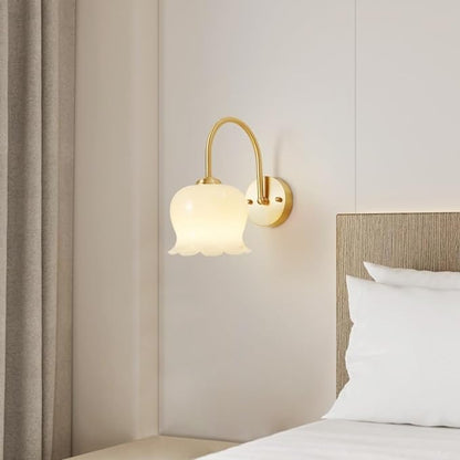 BlossomGlow | Elegante koperen wandlamp